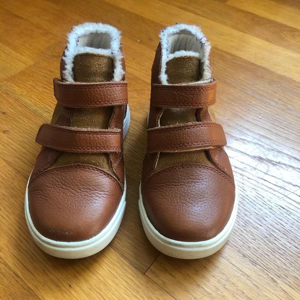 Kid’s Ugg boots, size 9.